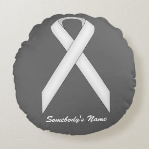 White Standard Ribbon von Kenneth Yoncich Rundes Kissen
