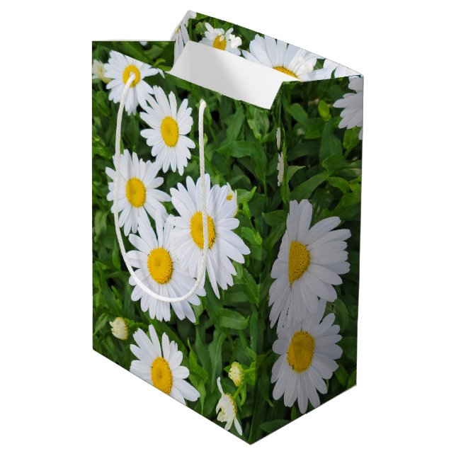 White Summer Daisy Garden Mittlere Geschenktüte (Rückseite Schrägansicht)