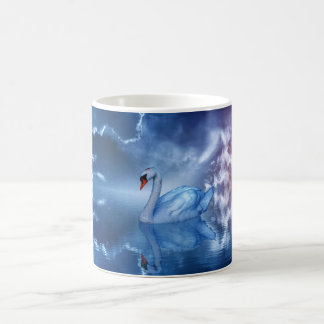 White Swan Schwimmen in einem fantasievollen Himml Kaffeetasse