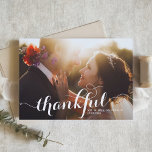 White Thankful Modern Calligraphy Foto Wedding Dankeskarte<br><div class="desc">Foto Vielen Dank für Ihre Karte | Vielen Dank an Familie und Freunde, dass sie Teil Ihres besonderen Tages mit dieser individuell gestaltbaren Hochzeit Dankeschön-Karte. Dieses Foto Dankeschön-Karte verfügt über moderne Kalligraphie. Personalisieren Sie diese, indem Sie Ihre Daten hinzufügen. Dieses Foto Hochzeit danke Ihnen Karte ist auf anderen Cardstock verfügbar....</div>