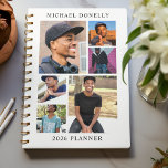 White Trendy 6 Foto Collage Jährlich Planer<br><div class="desc">Entdecken Sie die perfekte Mischung aus Funktionalität und Stil mit unserem '2026 Yearly Planner' - ein ideales Weihnachtsgeschenk. Personalisieren Sie es mit sechs Ihrer Lieblings-Fotos und feiern Sie das ganze Jahr über die gepflegten Momente! Fügen Sie Ihren Namen im Vorlagentext für diese eindeutige Touch hinzu. Ein Planer, der über das...</div>