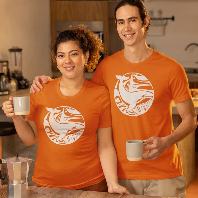 White Tribal Art Killer Whale Logo Orca Orange T-Shirt (Von Creator hochgeladen)