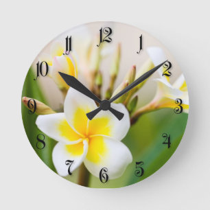 White tropical flower runde wanduhr