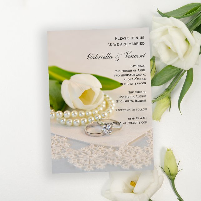 White Tulip, Pearls and Rings Wedding Einladung (Von Creator hochgeladen)