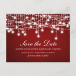 White Twinkle String Lights Save the Date rot Postkarte<br><div class="desc">Weiße Tinkle-Saitenleuchten und Glühbirnen auf einem reichen,  rubinroten Hintergrund. Personalisieren Sie Text,  Textfarbe,  Textstil dieser Save the Date Karte. Kontaktieren Sie den Händler,  wenn Sie Hilfe beim Anpassen des Textes benötigen.</div>