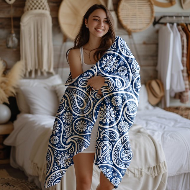 White Vintag Paisley Pattern on Royal Blue Fleecedecke (Von Creator hochgeladen)