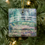 White Water Lilies | Claude Monet Keramikornament<br><div class="desc">White Water Lilies (1899) | Claude Monets White Water Lilies ist ein ruhiges und faszinierendes Gemälde aus seiner berühmten Water Lilies Serie. Dieses Werk zeigt einen ruhigen Teich mit zarten weißen Lilienblüten und grünen Lilienpolstern, die auf der reflektierenden Oberfläche schwimmen. Monets impressionistischer Stil strahlt durch das weiche, diffuse Licht und...</div>