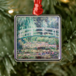 White Water Lilies | Claude Monet Ornament Aus Metall<br><div class="desc">White Water Lilies (1899) | Claude Monets White Water Lilies ist ein ruhiges und faszinierendes Gemälde aus seiner berühmten Water Lilies Serie. Dieses Werk zeigt einen ruhigen Teich mit zarten weißen Lilienblüten und grünen Lilienpolstern, die auf der reflektierenden Oberfläche schwimmen. Monets impressionistischer Stil strahlt durch das weiche, diffuse Licht und...</div>