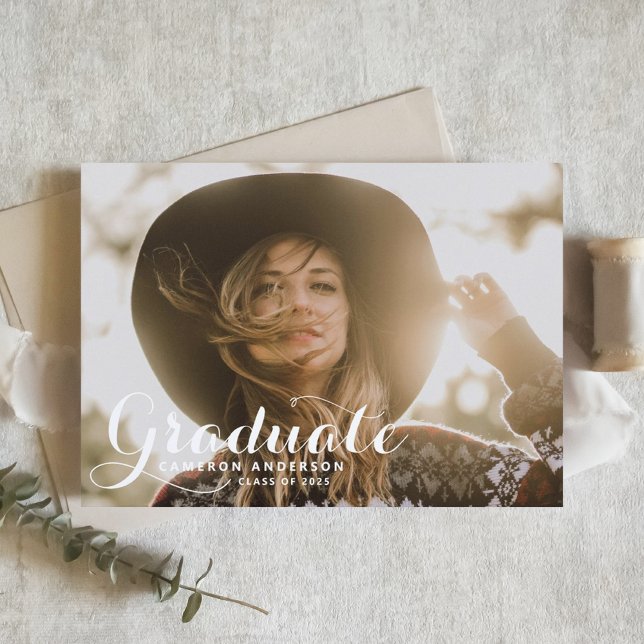 White Whimsisical Script Overlay Foto Abschluss Einladung (Customizable photo graduation invitation featuring modern calligraphy photo overlay. )