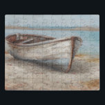 Whitealkenboot an der Küste Puzzle<br><div class="desc">Whitealkunstboot I von Ethan Harper.Verfügt über ein abgenutztes Boot,  das am Ufer ruht.</div>