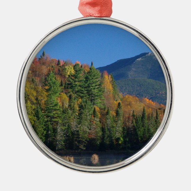 Whiteface Berg über wenigem Cherrypatch Teich Silbernes Ornament (Vorne)