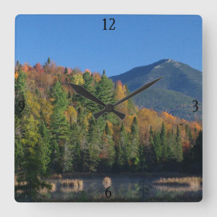 Whiteface Mountain über dem kleinen Cherrypatch Po Quadratische Wanduhr