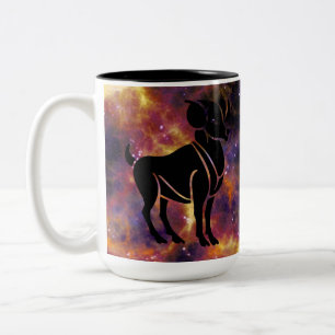 Widder Tierkreiszeichen Galaxie Silhouette – Astro Zweifarbige Tasse