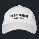 Widerstand beginnt hier mit politischem Protest Bestickte Baseballkappe<br><div class="desc">Erinnern Sie sich und inspirierte andere, um gegen Ungleichheit und Tyrannei zu protestieren, mit einer Baseballkappe "Resistance startet hier" mit besticktem, fett besticktem und kursiv schwarzem Text auf weiß. Hats sind in anderen Farben in der Sidebar erhältlich. Um den Design Resistance Starts Hier auf anderen Artikeln zu sehen, klicken Sie...</div>