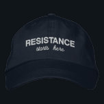 Widerstand beginnt hier mit politischem Protest Bestickte Baseballkappe<br><div class="desc">Erinnern Sie sich und inspirierte andere, um gegen Ungleichheit und Tyrannei zu protestieren, mit einem Baseballmütze mit besticktem fett und kursiv weißem Text auf Marineblau. Hats sind in anderen Farben in der Sidebar erhältlich. Um den Design Resistance Starts Hier auf anderen Artikeln zu sehen, klicken Sie auf den Link "Rocklawn...</div>