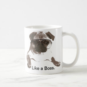 Wie ein Chef-Mops in der Glas-Tasse Tasse