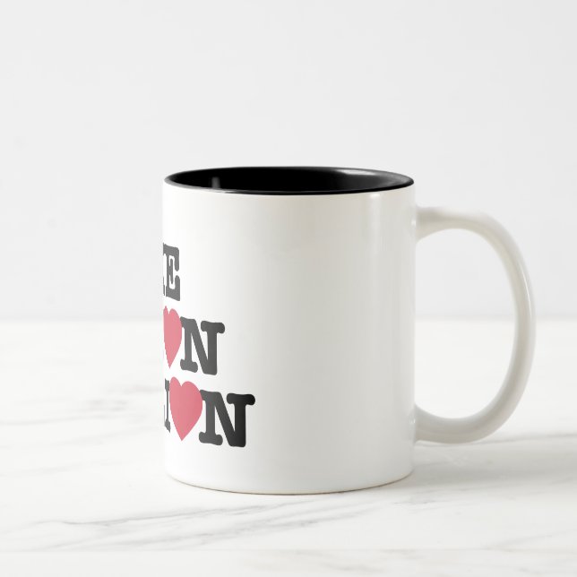 Wie ein Löwe in der Zion-Tasse Zweifarbige Tasse (Rechts)