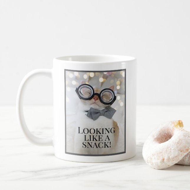 Wie ein Snack! Niedliche Katze in Nerd Brille Kaffeetasse (Mit Donut)