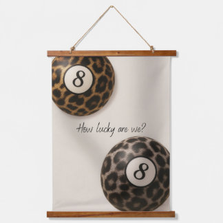 Wie Glücklich Wir Sind – Leopard 8 Ball Minimalist Wandteppich Mit Holzrahmen
