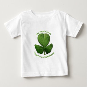 Wie lang der Tag auch ist, der Abend kommt. Baby T-shirt