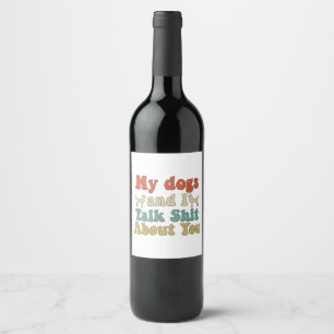 Wie Leute ihre Hunde mitbringen und man über th Weinetikett