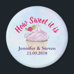 Wie süß es ist Pink Cupcake Wedding Magnet<br><div class="desc">Ein Hochzeitsmagnet,  der sagt: Wie süß es ist. Entworfen mit einer Illustration eines leckeren Kuchens mit rosa Wirbel und einer Beere mit Blätter im Zuckerguss eingebettet. Set auf hellblauem pastellfarbenem Aquarell.</div>