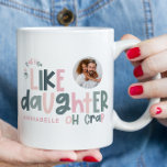 Wie Vater wie Tochter lustiges Foto Tasse<br><div class="desc">Wie Vater wie Tochter lustige Fotopvnk und blaue Typografie Vater oder Tochter passend Weihnachten,  Geburtstag,  Ostergif Idee.</div>