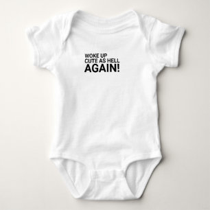 Wieder niedlich als Hölle Geweckt, Baby auf der N Strampler