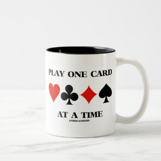 Wiedergabe einer Karte nach der anderen (vier Card Zweifarbige Tasse
