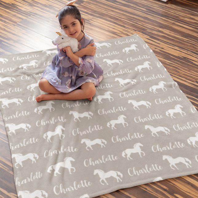 Wiederholte Namen Pferd Gray Simple Fleece Blanket (Von Creator hochgeladen)