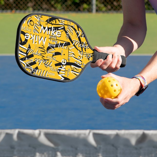 Wiederholter Überlappungsname überall über Gelb Pickleball Schläger (InSitu)