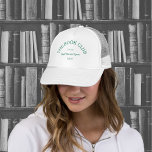 Wiederholung der Buchklub Green Wappen Read-Diskus Truckerkappe<br><div class="desc">Das Buch Club Green Wappen,  "Read discuss Repeat" Ladys hat. Personalisieren Sie sich mit dem Jahr und der Lage Ihres Buchclubs. Ideal für lokale Buchklubmitglieder oder als Geschenk für Buchliebhaber. Entworfen,  um der Book Club Collection zu entsprechen.</div>