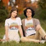 Wiedersehen Custom Fall Retreat Sunset Monogram T-Shirt<br><div class="desc">Coole Wiedersehen-T - Shirt für eine Herbstveranstaltung mit Cousins,  Tanten,  Onkeln und Großeltern. Bestellen Sie passende T-Shirts für die ganze Crew mit Ihrem Nachnamen und Jahr in Grün rund um das schöne Absturzbild über Bergen und Bäumen. Große personalisierte Gruppen Camping Reise Shirts für alle.</div>