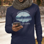 Wiedersehen Custom Long Sleeve T-Shirt<br><div class="desc">Diese coolen,  maßgeschneiderten T - Shirt mit langen Ärmeln bestechen durch einen ruhigen,  blauen Fluss,  der von Bäumen umgeben ist und mit personalisierten Texten für einen Familienausflug,  einen Camping oder einen Sommerurlaub ausgestattet ist. Passen Sie Ihren Nachnamen oder anderen Gruppennamen an.</div>
