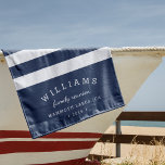 Wiedersehen für Personalisierte Navy & White Strip Strandtuch<br><div class="desc">Mit unseren personalisierten Strandtüchern kreieren Sie ein einzigartiges Souvenir für Ihren Wiedersehen- oder Familienurlaub. Das Design zeichnet sich durch klassische,  weiße und blaue Streifen mit Familienname,  Wiedersehen-Datum und Lage am Boden in fett weißer Schrift aus.</div>