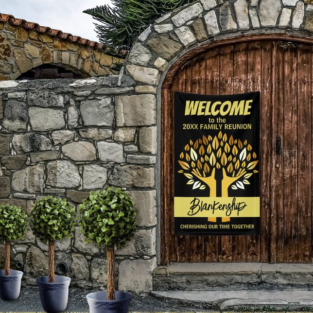 Wiedersehen-Hands der Familie Tree-Blätter auf Sch Banner (Welcome family with hands holding leaves on black with gold text vertical format reunion banner.)