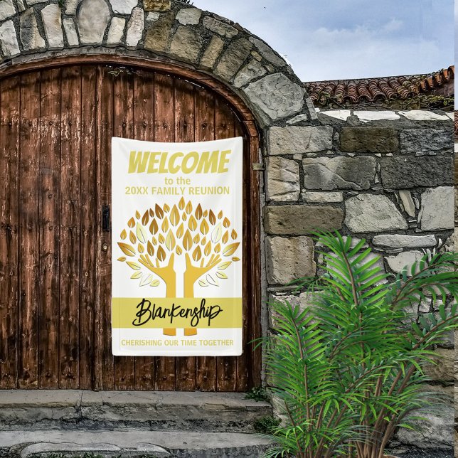 Wiedersehen-Hands der Produktfamilie Tree-Blätter  Banner (Welcome family with hands holding leaves on white with gold text vertical format reunion banner.)