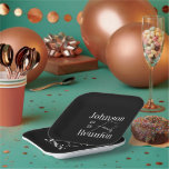 Wiedersehen Schwarzweiß-Party Pappteller<br><div class="desc">Das ist ein stilvolles, modernes, personalisiertes, familiäres Wiedersehen-Design. Es ist in klassisch schwarz-weiß mit stilvoller Schriftzypografie. Es hat Platz für Sie, um Ihren Familiennamen und das Jahr der Wiedersehen hinzuzufügen. Dieses stilvolle, minimale Typografie-Design ist perfekt für Ihre lustige Familienfeier, Wiedersehen, Ansammlung oder Party. Fügen Sie zur Personalisierung Ihren Familiennamen und...</div>