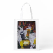 Wiederverwendbare Tasche mit Wein auf Eis