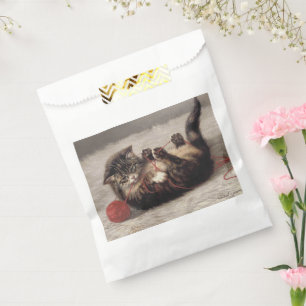 Wiegenlied der Katze, Eine Katze spielt mit einem Geschenktütchen