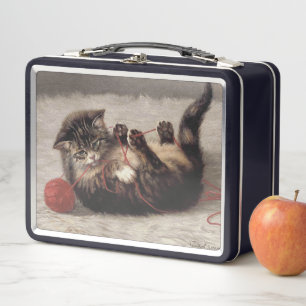 Wiegenlied der Katze, Eine Katze spielt mit einem  Metall Brotdose