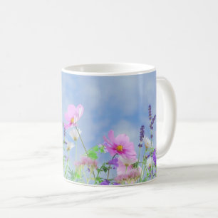 Wiese mit schönen pastellfarbenen Wildblumen Kaffeetasse