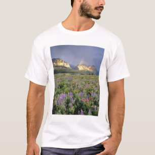 Wiese mit Wildblumen in der Nähe des Lake Sherbour T-Shirt