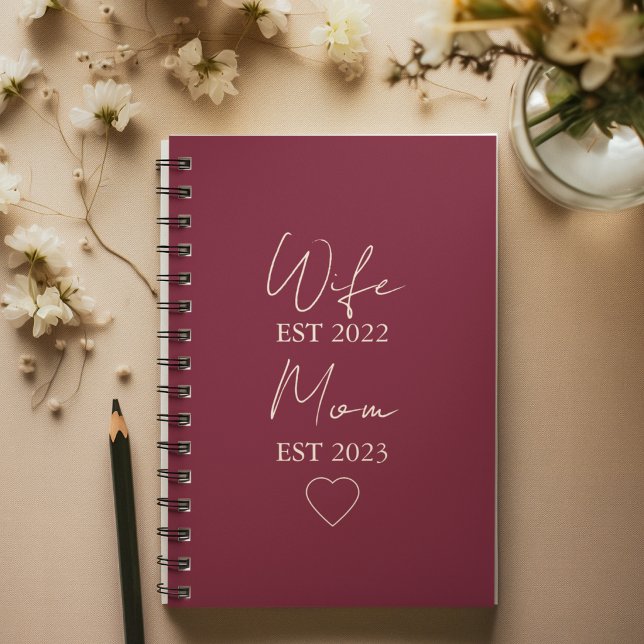 Wife & Mom Est. – Minimalist Valentine Gift Notizblock (Von Creator hochgeladen)