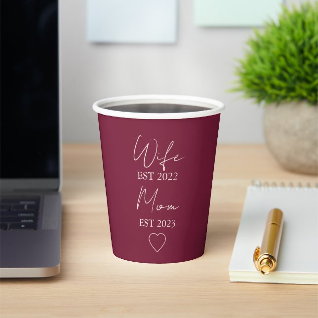 Wife & Mom Est. – Minimalist Valentine Gift Pappbecher (InSitu)