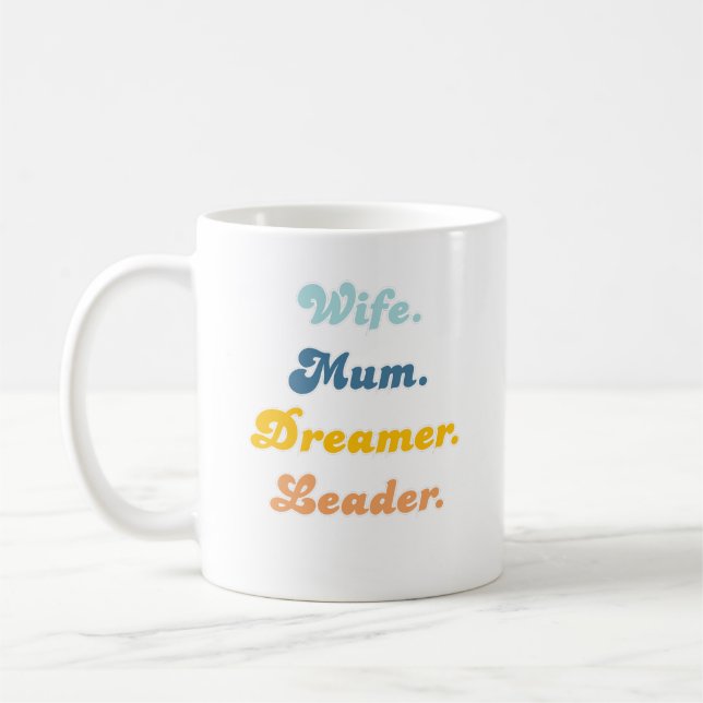 Wife Mum Dreamer Leader Groovy Retro Typography  Kaffeetasse (Links)