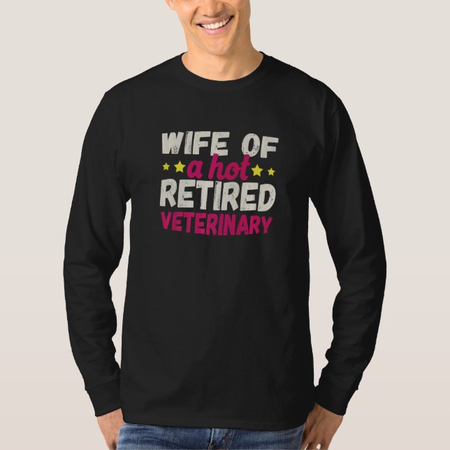 Wife of a Hot Retired Veterinary   T-Shirt (Vorderseite)