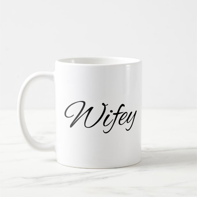 Wifey Calligraphy Coffee Tasse (Links)