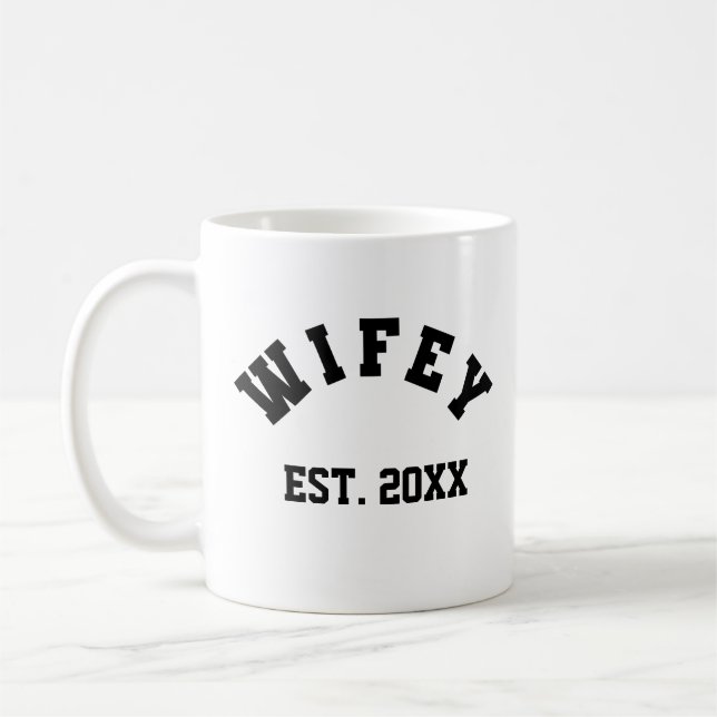 Wifey College  T-Shirt Kaffeetasse (Links)
