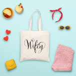 Wifey Elegant Black Script Womens Tragetasche<br><div class="desc">Niedliche und einfache "Wifey" Tasche in elegantem schwarzen Schriftzeichen. Macht ein großartiges Hochzeitsgeschenk für die Zukunft Frau!</div>